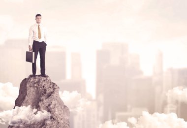 Tehlikeli cliff üzerinde emin iş adamı