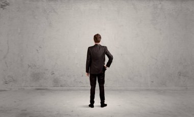 İş adamı boş kentsel alanda kayboldu