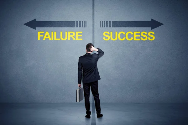 Başarı ve başarısızlık ok conce önünde duran işadamı — Stok fotoğraf