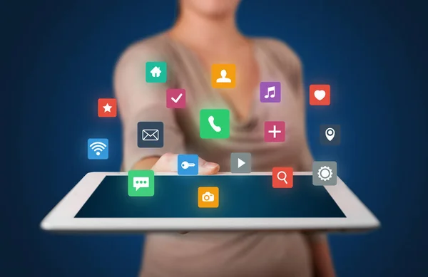 Женщина держит планшет с мультимедийной графикой — стоковое фото