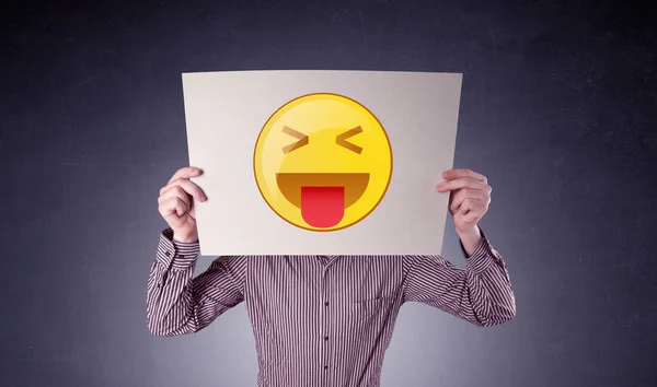 Geschäftsmann hält Papier mit Emoticon — Stockfoto