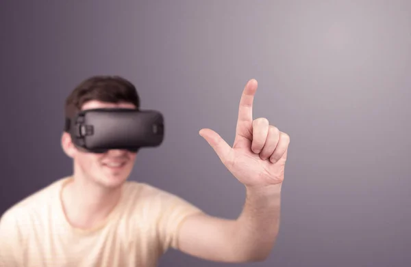 Hombre con gafas de realidad virtual —  Fotos de Stock