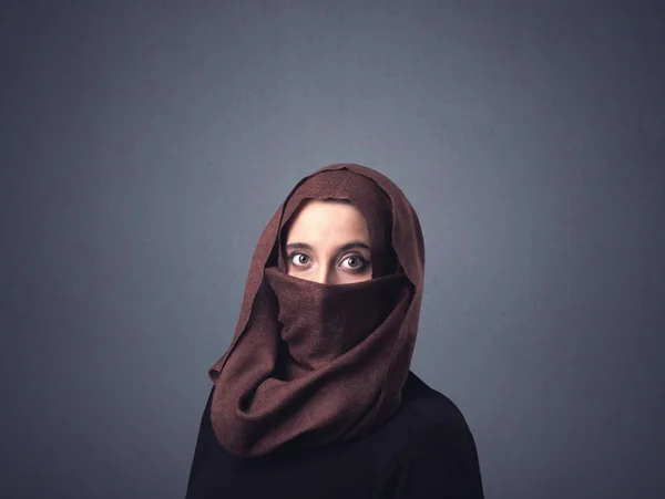 イスラム教徒の女性を niqab を身に着けて — ストック写真