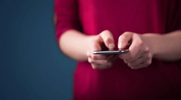 Young woman holding smarthphone in hand — Stock Photo, Image