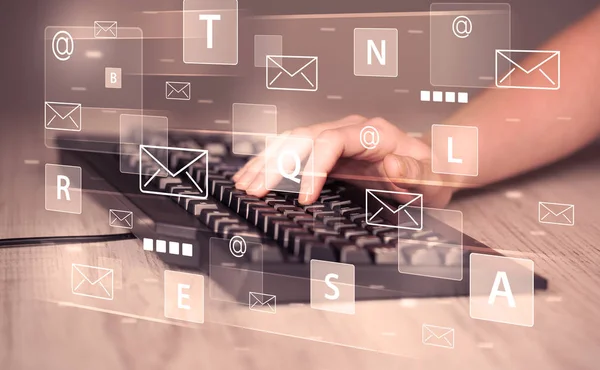 Hand skriva på tangentbord med digital teknik ikoner — Stockfoto