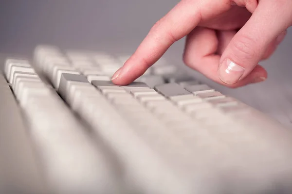 Nahaufnahme von Hand, die Tastatur drückt — Stockfoto