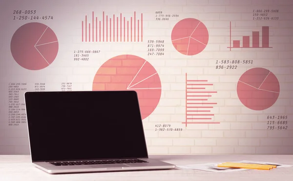 Laptop på skrivbord med försäljning cirkeldiagram — Stockfoto