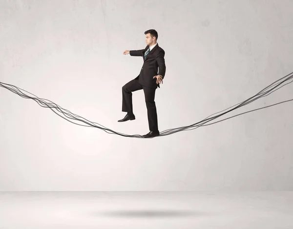 Продавець балансує на мальованих мотузках — стокове фото