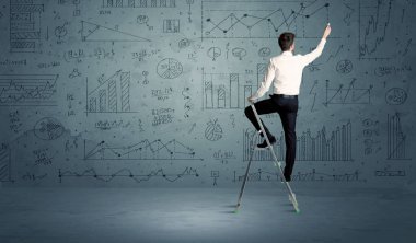 Merdiven üzerinde çizim yapan adam