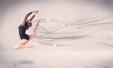 Bale dansçısı soyut çizgilerle modern dans gösterisi yapıyor. 