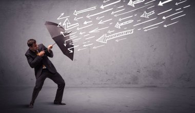 Şemsiyeli ve oklu bir iş adamı ona vuruyor.