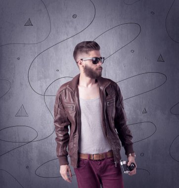 Sakallı ve klasik kameralı hippi.