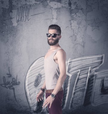 Graffiti duvarında duran manken.