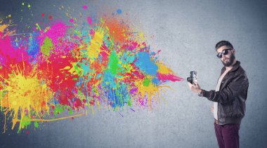 Kamera ve boya sıçratan hippi adam.