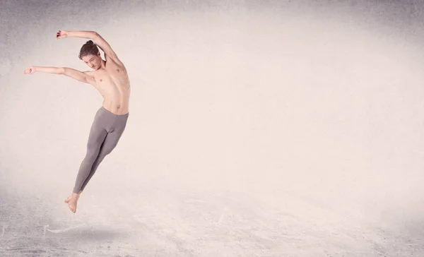 Σύγχρονη χορεύτρια μπαλέτου εκτελεί άλμα τέχνης με άδειο φόντο — Φωτογραφία Αρχείου