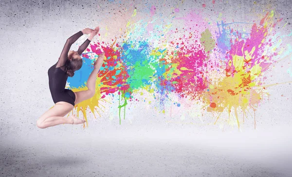 Bailarina callejera moderna saltando con salpicaduras de pintura de colores —  Fotos de Stock