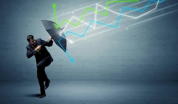 Pessoa de negócios com guarda-chuva e conceito de flechas do mercado de ações — Fotografia de Stock