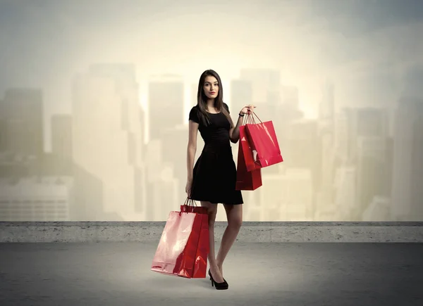 Πόλη γυναίκα στέκεται με τσάντες ψώνια — Φωτογραφία Αρχείου