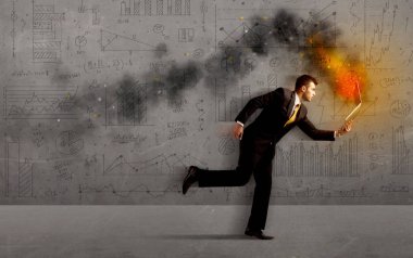 Yangın dizüstü bilgisayarı olan bir iş adamı