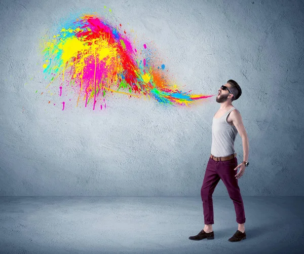 Hipster-Typ schreit bunte Farbe an Wand — Stockfoto