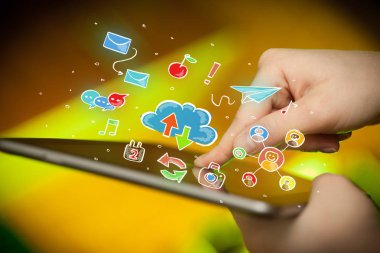 Tablet ile sosyal simgeler dokunmadan parmak