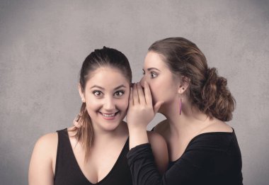 Kız onu kız arkadaşına gizli şeyler söylüyorum