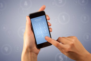 Akıllı telefon tutan bir kadın.