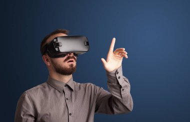 İşadamı ile sanal gerçeklik koruyucu gözlük