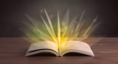 Kitap üzerinde sarı ışık 