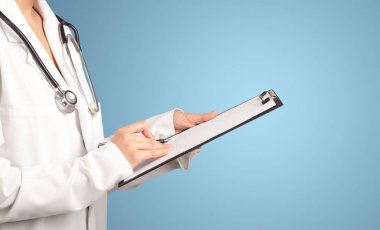 kadın doktor ile not etmek