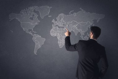 Dünya haritası olan iş adamı