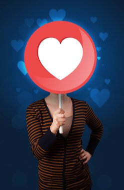 Kalp işareti tutan kadın