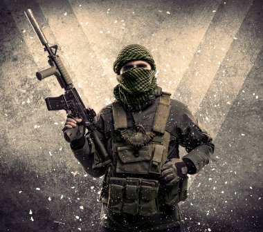 Eski backgro tehlikeli Maskeli silahlı askerlerle portresi