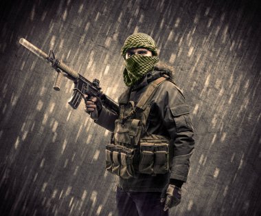 Yağmurlu arka plan üzerinde Maskeli silahlı terörist adam