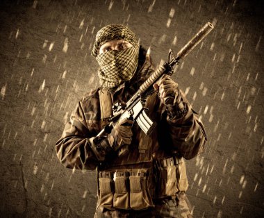 Tehlikeli ağır silahlı terörist asker grungy ra maske ile