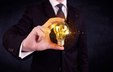 bir ampul tutarak ofis çalışanı