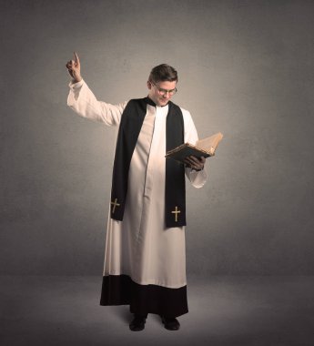 onun nimet veren genç rahip