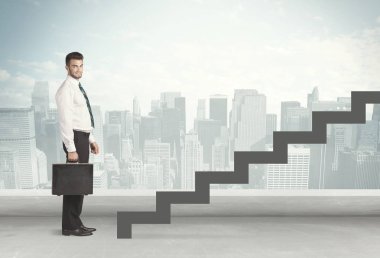 İş kişi önünde bir merdiven