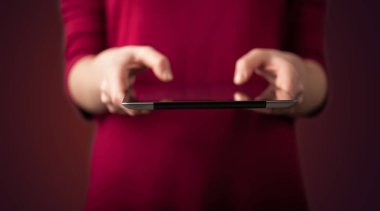 Dijital dokunmatik tablet aygıtının elele tutuşunu kapat