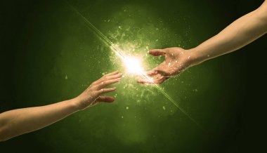 Dokunan kollar parmak ucunda kıvılcım saçıyor.