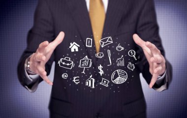 Avuçlarında çizim simgeleri olan bir ofis çalışanı