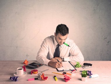 Ofis masasında çalışan bir iş adamı.