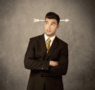 Kafasına bir ok ile genç pazarlamacı