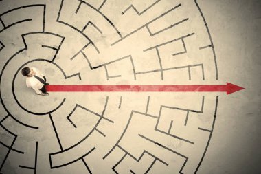 Dairesel bir labirent ortasında duran iş kişi