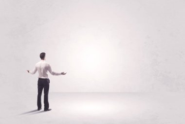 Saf hiçliğin içinde duran bir finans işçisi