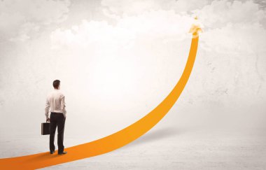 Turuncu ok üzerinde duran iş kişi