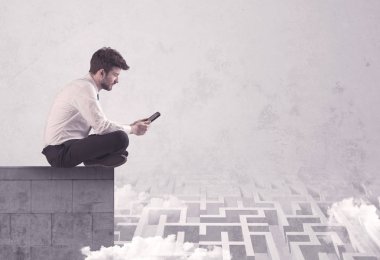 Çatıda oturan satıcı labirenti çözüyor.