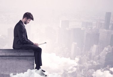 Satış elemanı şehrin sınırında oturuyor.