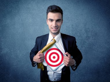 İş adamı göğsünde hedef işareti olan gömleğini yırtıyor.