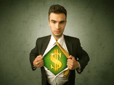 Gömleğini sandığının üstünde dolar işareti olan kapalı yırtılma işadamı